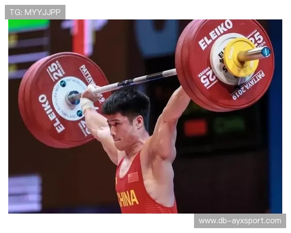 举重选手加强专项爆发力训练
